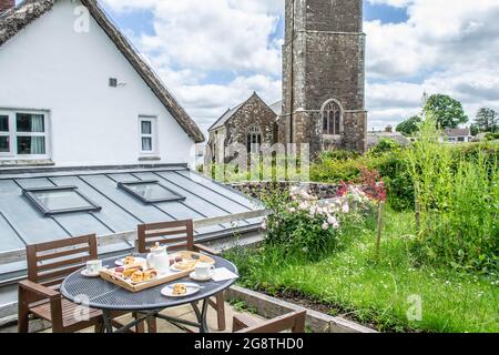 DEVON, ENGLAND - 25. Juni 2021: Nachmittagstee in Devon, England Stockfoto