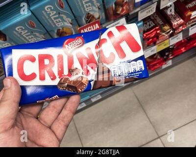 Bild einer Schokoladenverpackung mit dem Logo von Nestle Crunch. Crunch, außerhalb der USA als Nestlé Crunch bekannt, ist eine Schokoladenriegel aus Milchschokolade Stockfoto