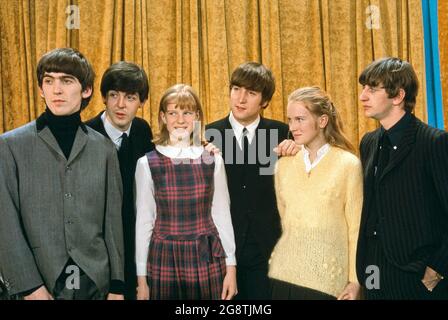 English Rock Band The Beatles, von links George Harrison, Paul McCartney, John Lennon, Ringo Starr mit zwei jungen Fans während ihres Auftritts in der TV Variety Series The Ed Sullivan Show, New York City, New York, USA, Bernard Gotfryd, Februar 1964 Stockfoto