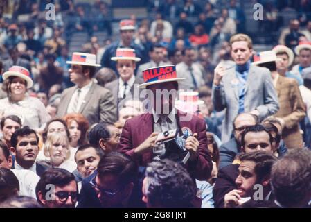 Publikum bei der George Wallace Presidential Campaign Rally, Madison Square Garden, New York City, New York, USA, Bernard Gotfryd, Oktober 24,1968 Stockfoto