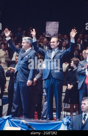 George Wallace und Curtis LeMay auf der Bühne bei seiner Presidential Campaign Rally, Madison Square Garden, New York City, New York, USA, Bernard Gotfryd, Oktober 24,1968 Stockfoto