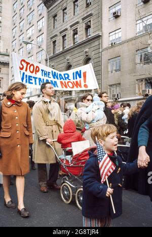 Anti-Kriegs-Demonstranten mit Schilder, New York City, New York, USA, Bernard Gotfryd, 1969 Stockfoto