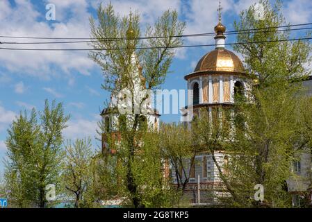 Russland, Irkutsk - 27. Mai 2021: Die Kathedrale der Epiphanie des Herrn. Orthodoxe Kirche, katholische Kirche im Frühjahr Stockfoto