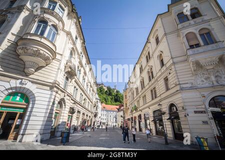 Bild von Menschen, die an einem warmen Sommernachmittag auf der Stritarjeva-Straße im älteren Teil von Ljubljana spazieren gehen. Ljubljana ist Sloweniens Hauptstadt und Stadt Stockfoto