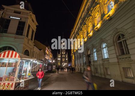 Bild der Kathedrale von Novi Sad auf dem Platz Trg Slobode mit vorbeifahrenden Fußgängern. Der Name der Maria Kirche ist eine römisch-katholische Pfarrkirche gewidmet Stockfoto