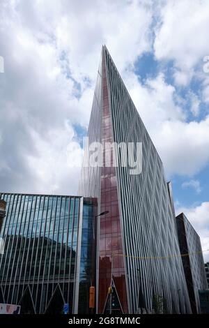 Nova Victoria, ein modernes Bürogebäude in Victoria, City of Westminster, vor dem dramatischen Himmel mit Wolken. Stockfoto