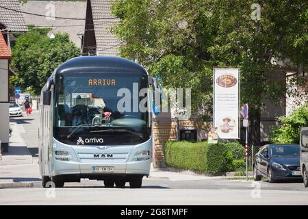 Bild eines Reisebusses von Arriva mit seinem Logo auf einem Bahnsteig im Busbahnhof Bled, Slowenien. Arriva Plc ist ein britisches multinationales Verkehrsunternehmen HE Stockfoto