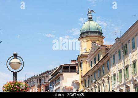 Bild des barocken Stadtturms, oder gradski toranj, im Stadtzentrum von Rijeka, Kroatien, eines der Wahrzeichen von Korzo, den Hauptstraßen von Rijeka Stockfoto