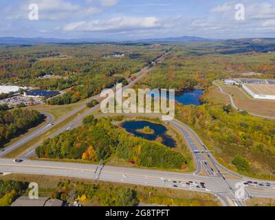 Interstate Highway 93 an der Abfahrt 20 mit US Route 3 im White Mountain National Forest Luftbild mit Herbstlaub, Stadt Tilton, New Hampshire NH, USA Stockfoto