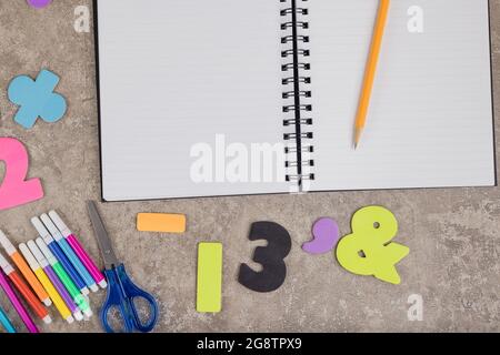 Zurück zum Schulkonzept. Schule liefert Hintergrund. Draufsicht. Stockfoto