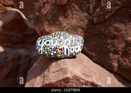 Freundlichkeit Rock mit bemalten Sie Rock Nachricht auf größeren Felsen ausgeglichen Stockfoto
