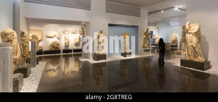 Alte Skulpturen, Reliefs und Statuen im Aphrodisias Museum, Türkei Stockfoto