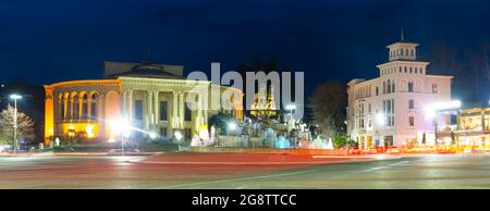 Nachtansicht des zentralen Platzes von Kutaisi mit Colchis-Brunnen Stockfoto