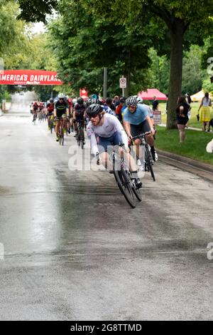 Wauwatosa, WI/USA - 26. Juni 2021: Kategorie 3 vier Radfahrer nähern sich der Kurve in den Washington Highlands bei der Tour der amerikanischen Dairyland-Radserie. Stockfoto