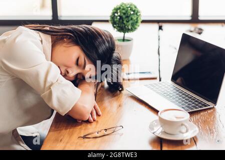 Lifestyle freiberufliche Frau, die er nach harter Arbeit lange im Coffeeshop schläft Stockfoto