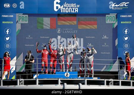 Bruni Gianmaria (ita), Lietz Richard (aut), Porsche GT Team, Porsche 911 RSR - 19, Pier Guidi Alessandro (ita), Calado James (gbr), AF Corse, Ferrari 488 GTE Evo, Estre Kevin (Fra), Jani Neel (che), Porsche GT Team, Porsche 911 RSR - 19, Portrait Podium während der 6 Stunden von Monza, 3. Runde der FIA-Langstrecken-Weltmeisterschaft 2021, FIA WEC, auf dem Autodromo Nazionale di Monza, vom 16. Bis 18. Juli 2021 in Monza, Italien - Photo Paulo Maria / DPPI Stockfoto