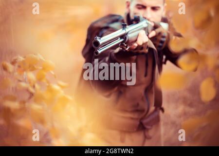 Herbstjagd. Hunter zielt auf Gewehr im Wald. Lauf einer Waffe. Stockfoto