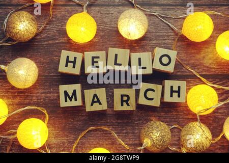 Hallo März Alphabet Letter mit LED-Baumwollkugeln auf hölzernem Hintergrund Stockfoto