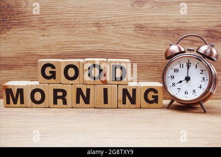 Guten Morgen Holzbuchstaben Alphabet auf hölzernem Hintergrund Stockfoto