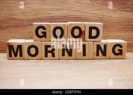 Guten Morgen Holzbuchstaben Alphabet auf hölzernem Hintergrund Stockfoto