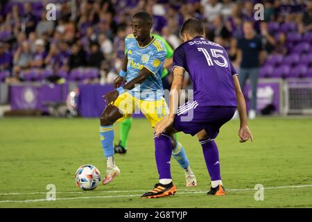 Orlando, Usa. Juli 2021. Jamiro Monteiro (10 Philadelphia Union) kontrolliert den Ball an der Oberseite der Box, während Rodrigo Schlegel (15 Orlando City) während des Major League Soccer-Spiels zwischen Orlando City und Philadelphia Union im Exploria Stadium in Orlando, Florida, verteidigt. KEINE KOMMERZIELLE NUTZUNG. Kredit: SPP Sport Pressefoto. /Alamy Live News Stockfoto