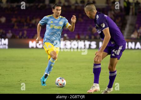 Orlando, Usa. Juli 2021. Alejandro Bedoya (11 Philadelphia Union) dribbelt den Ball bei der Verteidigung von Orlando City während des Major League Soccer-Spiels zwischen Orlando City und Philadelphia Union im Exploria Stadium in Orlando, Florida. KEINE KOMMERZIELLE NUTZUNG. Kredit: SPP Sport Pressefoto. /Alamy Live News Stockfoto