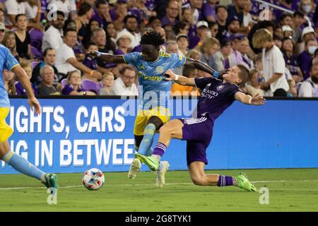 Orlando, Usa. Juli 2021. Chris Mueller (9 Orlando City) versucht, Mbaizo Olivier (15 Philadelphia Union) während des Major League Soccer-Spiels zwischen Orlando City und Philadelphia Union im Exploria Stadium in Orlando, Florida, zu bekämpfen. KEINE KOMMERZIELLE NUTZUNG. Kredit: SPP Sport Pressefoto. /Alamy Live News Stockfoto