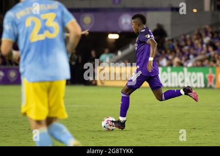 Orlando, Usa. Juli 2021. Andres Perea (21 Orlando City) dribbelt den Ball während des Major League Soccer-Spiels zwischen Orlando City und Philadelphia Union im Exploria Stadium in Orlando, Florida, nach vorne. KEINE KOMMERZIELLE NUTZUNG. Kredit: SPP Sport Pressefoto. /Alamy Live News Stockfoto