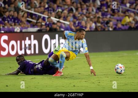 Orlando, Usa. Juli 2021. Jose Andres Martinez (8 Philadelphia Union) nimmt den Ball von Benji Michel (19 Orlando City) während des Major League Soccer-Spiels zwischen Orlando City und Philadelphia Union im Exploria Stadium in Orlando, Florida, ab. KEINE KOMMERZIELLE NUTZUNG. Kredit: SPP Sport Pressefoto. /Alamy Live News Stockfoto