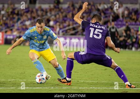 Orlando, Usa. Juli 2021. Daniel Gazdag (6 Philadelphia Union) dribbelt während des Major League Soccer-Spiels zwischen Orlando City und Philadelphia Union im Exploria Stadium in Orlando, Florida, um Rodrigo Schelegel (15 Orlando City) herum. KEINE KOMMERZIELLE NUTZUNG. Kredit: SPP Sport Pressefoto. /Alamy Live News Stockfoto