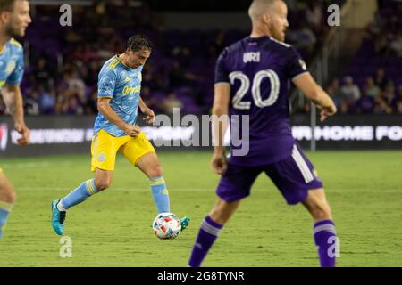 Orlando, Usa. Juli 2021. Alejandro Bedoya (11 Philadelphia Union) führt den Ball während des Major League Soccer-Spiels zwischen Orlando City und Philadelphia Union im Exploria Stadium in Orlando, Florida, über das Mittelfeld. KEINE KOMMERZIELLE NUTZUNG. Kredit: SPP Sport Pressefoto. /Alamy Live News Stockfoto