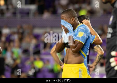 Orlando, Usa. Juli 2021. Sergio Santos (17 Philadelphia Union) wischt sich sein Gesicht vor Frustration während des Major League Soccer-Spiels zwischen Orlando City und Philadelphia Union im Exploria Stadium in Orlando, Florida, ab. KEINE KOMMERZIELLE NUTZUNG. Kredit: SPP Sport Pressefoto. /Alamy Live News Stockfoto