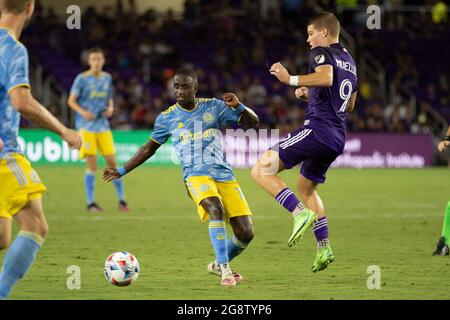 Orlando, Usa. Juli 2021. Jamiro Monteiro (10 Philadelphia Union) spielt den Ball zurück, bevor Chris Mueller (9 Orlando City) ihn während des Major League Soccer-Spiels zwischen Orlando City und Philadelphia Union im Exploria Stadium in Orlando, Florida, bekommen kann. KEINE KOMMERZIELLE NUTZUNG. Kredit: SPP Sport Pressefoto. /Alamy Live News Stockfoto