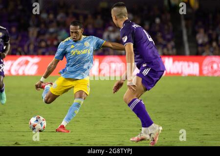 Orlando, Usa. Juli 2021. Jose Andres Martinez (8 Philadelphia Union) nimmt während des Major League Soccer-Spiels zwischen Orlando City und Philadelphia Union im Exploria Stadium in Orlando, Florida, einen Schuss von außerhalb der Box auf. KEINE KOMMERZIELLE NUTZUNG. Kredit: SPP Sport Pressefoto. /Alamy Live News Stockfoto