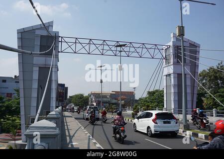 Die Architektur der Brawijaya-Brücke (Jembatan Brawijaya) in Kediri Stockfoto