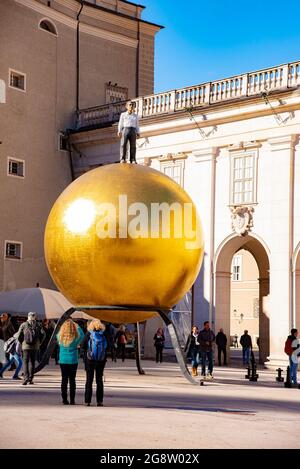 Kapitelplatz mit einer Skulptur eines Mannes auf einer goldenen Kugel in der Stadt Salzburg. Aufgenommen in Salzburg, Österreich, 20. Oktober 2016 Stockfoto