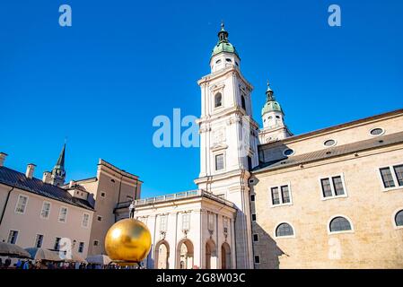 Kapitelplatz mit einer Skulptur eines Mannes auf einer goldenen Kugel in der Stadt Salzburg. Aufgenommen in Salzburg, Österreich, 20. Oktober 2016 Stockfoto