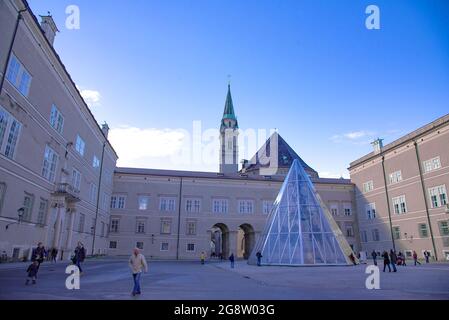 Der Residenzplatz ist ein prachtvoller Platz aus dem 16. Jahrhundert mit einem barocken Brunnen, der für Musik- und Sportveranstaltungen genutzt wird. Aufgenommen in Salzburg, Österreich Stockfoto