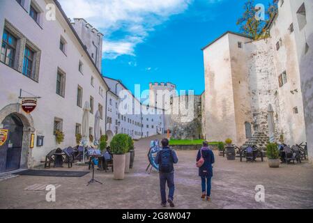 Der Innenhof der Festung Hohensalzburg ist ein riesiger Festungskomplex aus dem 11. Jahrhundert auf einem Hügel mit Blick über die Stadt auf die Alpen und Museen. Habe ich getroffen Stockfoto