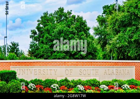 Das Eingangsschild der University of South Alabama ist mit Blumen geschmückt, 20. Juli 2021, in Mobile, Alabama. Stockfoto