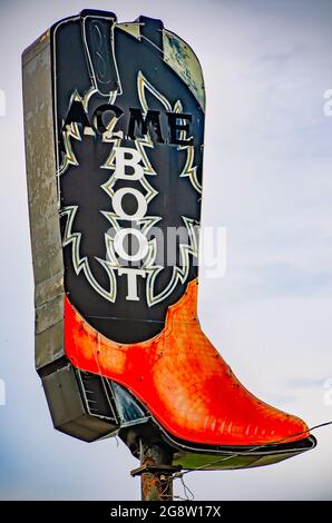 Ein Acme Boot-Schild steht vor einem Schuhgeschäft am Highway 90, 18. Juli 2021, in Mobile, Alabama. Acme Boots wurde 1929 gegründet. Stockfoto