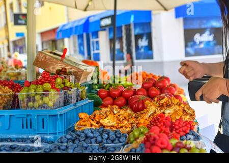 Frau, die Obst und Gemüse auf dem Bauernmarkt kauft. Zero Waste, plastikfreies Konzept. Nachhaltiger Lebensstil. Frische Bio-Produkte zum Verkauf bei lokalen Stockfoto