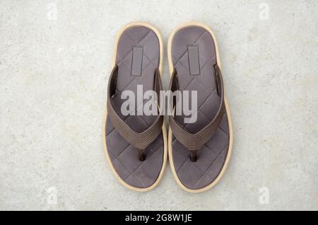 Nahaufnahme des braunen Slippers auf unscharf grauem Hintergrund. Stockfoto