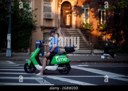 Brooklyn, USA. Juli 2021. Ein Mann fährt Lime Scooter durch Williamsburg in Brooklyn. (Bild: © Stephen Zenner/SOPA Images via ZUMA Press Wire) Stockfoto