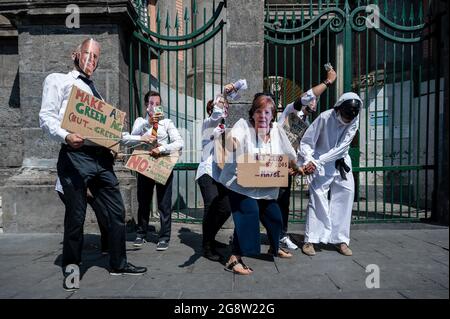 Napoli, Italien. Juli 2021. Maskierte Demonstranten halten Plakate während der Demonstration.EIN Netzwerk namens "BeesAm Freitag für die Zukunft veranstaltete G20", zu dem mehrere Umweltverbände und grüne Bewegungen gehören, einen Protest auf der Piazza Dante (Dante-Platz) gegen das G20-Treffen für Umwelt, Klima und Energie in Neapel. Kredit: SOPA Images Limited/Alamy Live Nachrichten Stockfoto