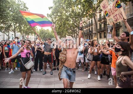 Barcelona, Spanien. Juli 2021. Während der Demonstration werden Demonstranten tanzend gesehen.das Transgender-Kollektiv Furia Trans (Fury Trans) von Barcelona hat sich in eine Demonstration von Pride Barcelona und der LGTBIcat-Plattform gegen LGBTI-fòbia eingedrungen und sie beschuldigt, viele der Realitäten der LGBTIQ-Bewegung auszuschließen und die Bewegung anzueignen und zu kommerzialisieren. Die Trans-Wut ist dem Weg gefolgt, und Demonstranten der anderen Demonstration werden sich ihnen anschließen, insgesamt 4000 Menschen. (Foto von Thiago Prudencio/SOPA Images/Sipa USA) Quelle: SIPA USA/Alamy Live News Stockfoto