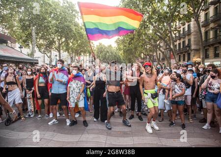 Barcelona, Spanien. Juli 2021. Während der Demonstration werden Demonstranten tanzend gesehen.das Transgender-Kollektiv Furia Trans (Fury Trans) von Barcelona hat sich in eine Demonstration von Pride Barcelona und der LGTBIcat-Plattform gegen LGBTI-fòbia eingedrungen und sie beschuldigt, viele der Realitäten der LGBTIQ-Bewegung auszuschließen und die Bewegung anzueignen und zu kommerzialisieren. Die Trans-Wut ist dem Weg gefolgt, und Demonstranten der anderen Demonstration werden sich ihnen anschließen, insgesamt 4000 Menschen. (Foto von Thiago Prudencio/SOPA Images/Sipa USA) Quelle: SIPA USA/Alamy Live News Stockfoto