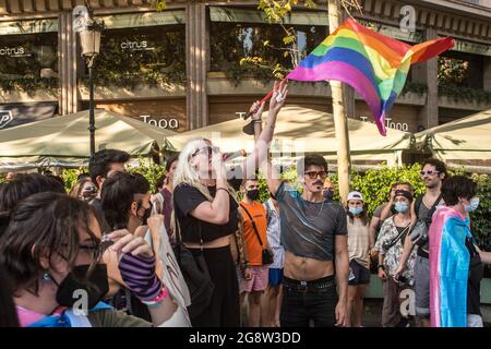 Barcelona, Spanien. Juli 2021. Während der Demonstration wird ein Protestant gesehen.das Transgender-Kollektiv Furia Trans (Fury Trans) von Barcelona hat sich in eine Demonstration von Pride Barcelona und der LGTBIcat-Plattform gegen LGBTI-fòbia eingedrungen und sie beschuldigt, viele der Realitäten der LGBTIQ-Bewegung ausgeschlossen zu haben und die Bewegung anzueignen und zu kommerzialisieren. Die Trans-Wut ist dem Weg gefolgt, und Demonstranten der anderen Demonstration werden sich ihnen anschließen, insgesamt 4000 Menschen. (Foto von Thiago Prudencio/SOPA Images/Sipa USA) Quelle: SIPA USA/Alamy Live News Stockfoto