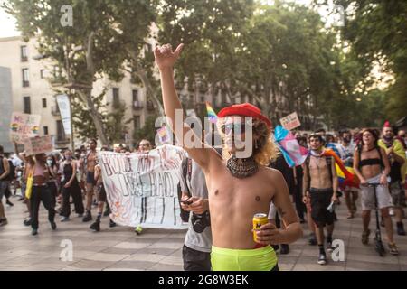 Barcelona, Spanien. Juli 2021. Während der Demonstration protestiert ein Protestant.das Transgender-Kollektiv Furia Trans (Fury Trans) von Barcelona hat sich in eine Demonstration von Pride Barcelona und der LGTBIcat-Plattform gegen LGBTI-fòbia eingedrungen und sie beschuldigt, viele der Realitäten der LGBTIQ-Bewegung ausgeschlossen zu haben und die Bewegung anzueignen und zu kommerzialisieren. Die Trans-Wut ist dem Weg gefolgt, und Demonstranten der anderen Demonstration werden sich ihnen anschließen, insgesamt 4000 Menschen. (Foto von Thiago Prudencio/SOPA Images/Sipa USA) Quelle: SIPA USA/Alamy Live News Stockfoto