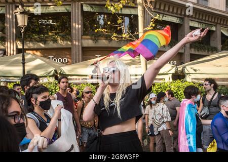 Barcelona, Spanien. Juli 2021. Während der Demonstration wird ein Protestant gesehen.das Transgender-Kollektiv Furia Trans (Fury Trans) von Barcelona hat sich in eine Demonstration von Pride Barcelona und der LGTBIcat-Plattform gegen LGBTI-fòbia eingedrungen und sie beschuldigt, viele der Realitäten der LGBTIQ-Bewegung ausgeschlossen zu haben und die Bewegung anzueignen und zu kommerzialisieren. Die Trans-Wut ist dem Weg gefolgt, und Demonstranten der anderen Demonstration werden sich ihnen anschließen, insgesamt 4000 Menschen. (Foto von Thiago Prudencio/SOPA Images/Sipa USA) Quelle: SIPA USA/Alamy Live News Stockfoto